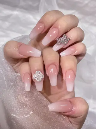 MoON...❤︎ MeGuのネイルデザイン