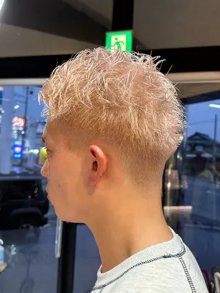 カラー メンズ arika オケシ　リョウダイのヘアスタイル