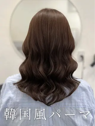 セミロング 波巻きウェーブ 韓国風パーマ 纐纈のヘアスタイル