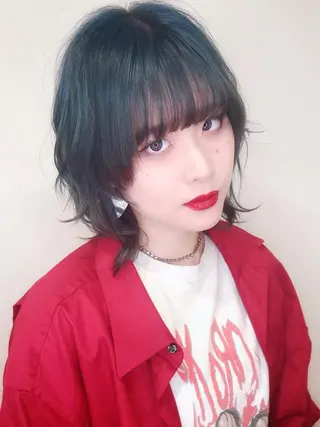 ミディアム カラー ウルフカット／吉村 桃子のヘアスタイル