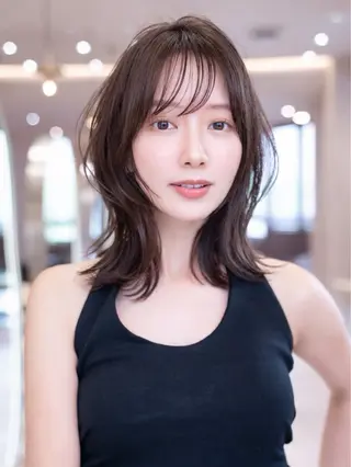 ミディアム カラー レイヤー/ベージュ ヒヨリ/渋谷のヘアスタイル