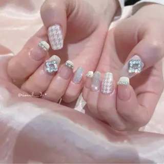 ネイル 𝘙𝘪𝘰𝘯𝘢 ...🕯🤍のネイルデザイン