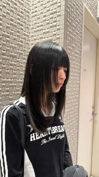 ミディアム 緑川 莉緒のヘアスタイル