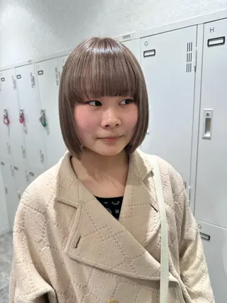 ショート カラー ブリーチ職人/ダブル カラー/ベージュのヘアスタイル