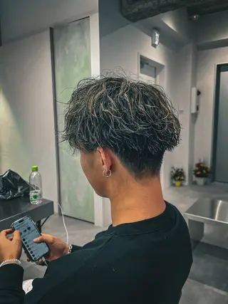 ショート カラー パーマ メンズ soen所属・⚡メンズパーマフ ェードカットTomyのヘアスタイル