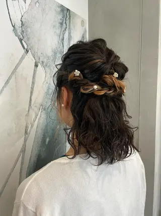 ミディアム ヘアアレンジ カジュアルを女っぽく 𝗮𝘆𝗮𝗰𝗼のヘアスタイル