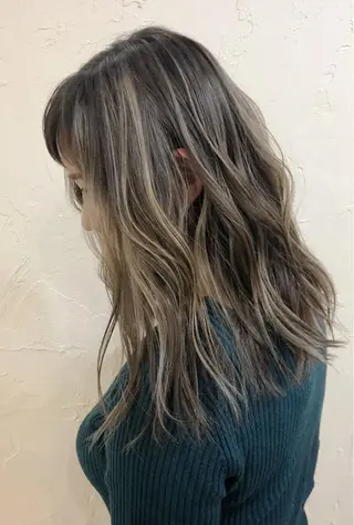 ミディアム 韓国レイヤー外国人風 透明感カラー髪質改善のヘアスタイル