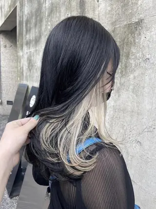 セミロング カラー qiie リタッチ 黒染め　ワンカラーのヘアスタイル