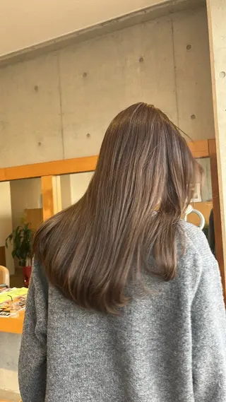 ミディアム カラー she.所属・she. ハルカのヘアスタイル