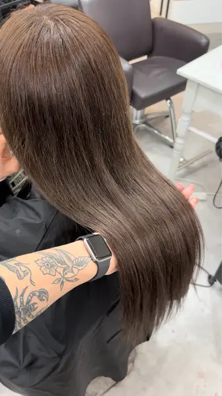 ロング 奥本 侑 ハイトーン、髪質改善のヘアスタイル