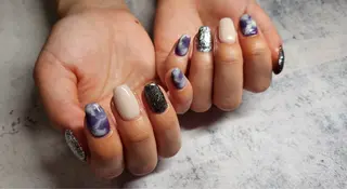 ミディアム 渋谷　Laugh 8301のネイルデザイン