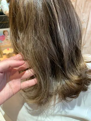 ミディアム カラー CHIC 岩下真衣のヘアスタイル