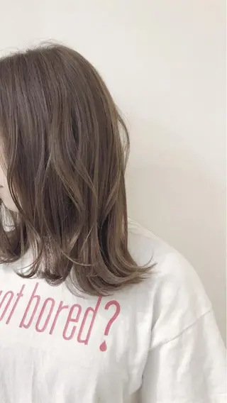 ミディアム カラー 岩渕 由里香のヘアスタイル
