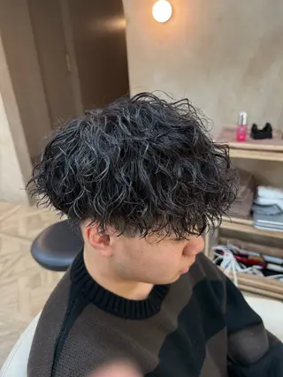 パーマ メンズ MEN‘S HAIR BLEACHi塩釜口所属・市原亮/塩釜口/ ツイスパ/波巻きのヘアスタイル