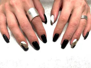 ネイル umi 🩵🤍のネイルデザイン