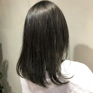 ミディアム カラー 荒木 依莉亜のヘアスタイル