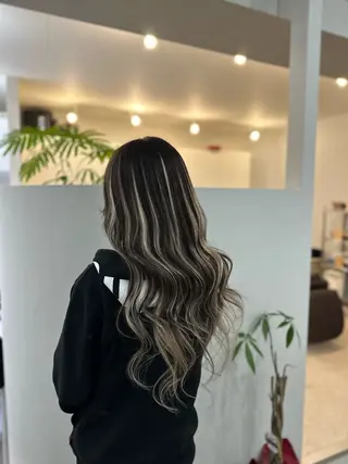 ロング TOMOMI /フロレゾンのヘアスタイル