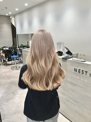 ロング カラー サキ🤍ハイトーン 🩰くびれ巻きヘアのヘアスタイル