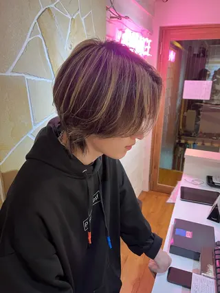 ショート 【ブロンド】【ベージ ュ系】TAKUMAのヘアスタイル