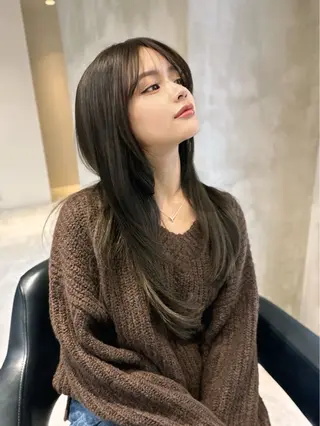 ロング カラー レイヤーカット 透明感カラーのヘアスタイル