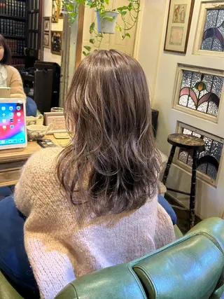 ミディアム カラー BRITS 渡辺 菜々子のヘアスタイル