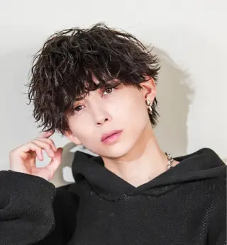 ミディアム パーマ メンズ メンズフェザー毛流れ パーマASHU渋谷のヘアスタイル