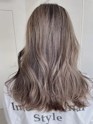 ミディアム カラー レイヤーカット 透明感カラーのヘアスタイル