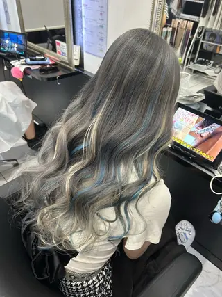 ロング 長田 麻友子のヘアスタイル