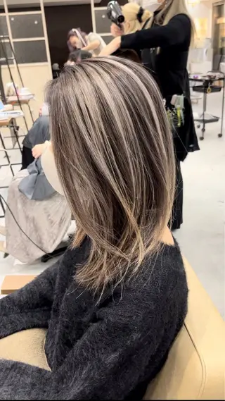 ロング メンズバレイヤージュ 斉藤春のヘアスタイル