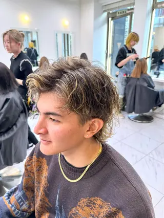 ミディアム パーマ ヘアアレンジ メンズ 顔まわりカット の達人のヘアスタイル