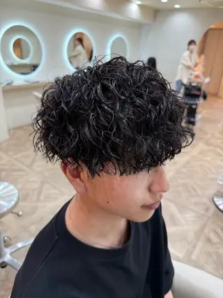 パーマ メンズ MEN‘S HAIR BLEACHi塩釜口所属・市原亮/塩釜口/ ツイスパ/波巻きのヘアスタイル