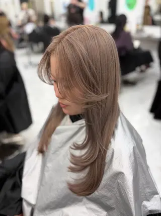 セミロング 艶髪ハイトーンカラー 渋谷🎀ririkaのヘアスタイル