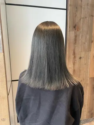 セミロング カラー 渋谷 留菜のヘアスタイル