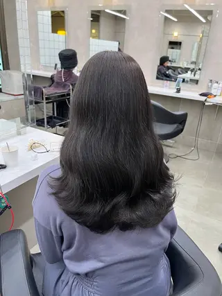 セミロング 寒色＆ブリーチ特化 寒色MiOのヘアスタイル