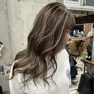 セミロング 🫧ハイライトカラー 🫧 𝓜𝓘𝓤のヘアスタイル