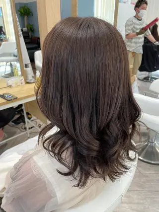 ミディアム 亀山 由里菜のヘアスタイル