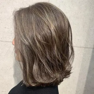 ミディアム 白髪ぼかし🌈 Ayakoのヘアスタイル