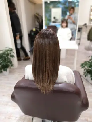 セミロング Aile所属・酸性ストレート／カラ ー/山下高明のヘアスタイル