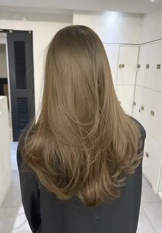 ロング AHNKISM所属・トレンドレイヤー/ 透明感カラーのヘアスタイル