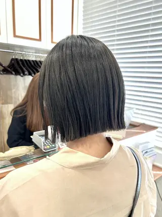 ショート カラー ぱつっとボブ/ 小野あかねのヘアスタイル