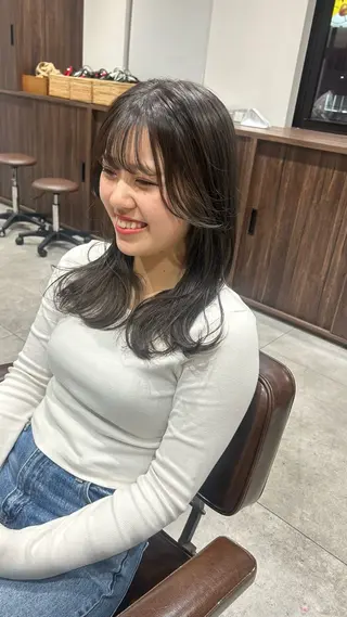 ミディアム カラー オリーブベージュ/ ブリーチなし透明感のヘアスタイル