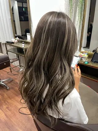 ロング カラー 井本翔太.髪質改善. ベージュ.グレージュのヘアスタイル