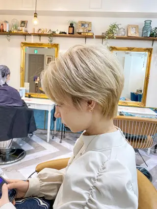 ショート レイヤーカット /透明感カラー西田のヘアスタイル