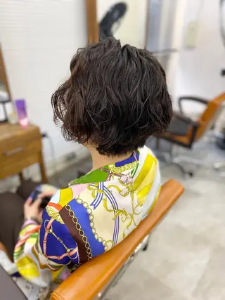 ショート パーマ オリーブ/アッシュ やわらか透明感カラーのヘアスタイル