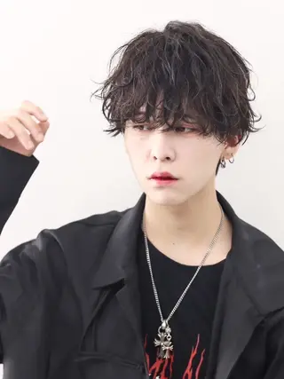 メンズ 西口徒歩20秒　寒色 カラーミディアムヘアのヘアスタイル