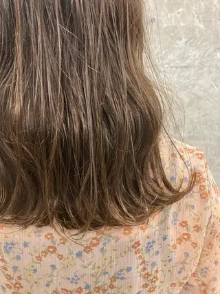 セミロング カラー 🟢ウルフ／スパイラ ルパーマ／大西🟢のヘアスタイル