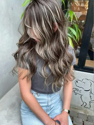 カラー Cure2所属・🌈白いハイライト 🌈 🐶ノザワ🐶のヘアスタイル