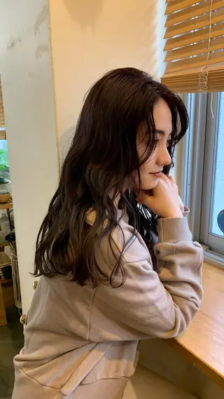 ロング ~洗練ナチュラル~ 🪵 岡田 知佳のヘアスタイル