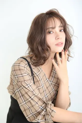 ミディアム ブリーチなしダブル/ レイヤーカット 小棹のヘアスタイル