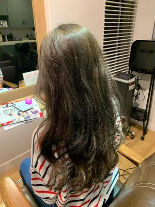 ロング カラー ツキダテ ユイのヘアスタイル